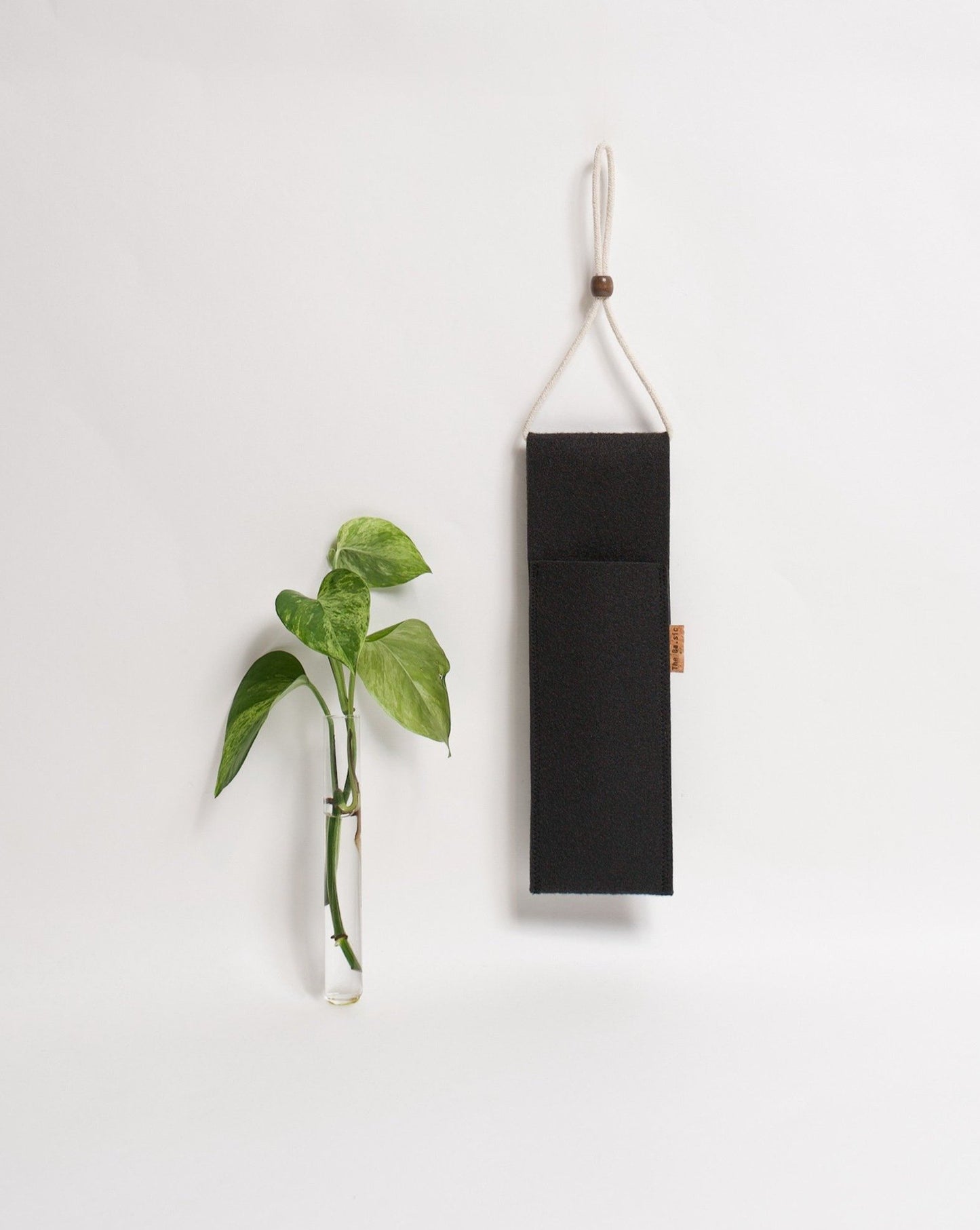 the ba.sic Felt Hanging Planter